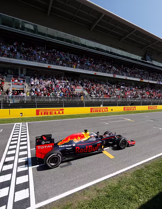 GP 500 Pirelli in Formula 1 - Max Verstappen, su Red Bull, salutato dalla bandiera a scacchi - Spagna 2016