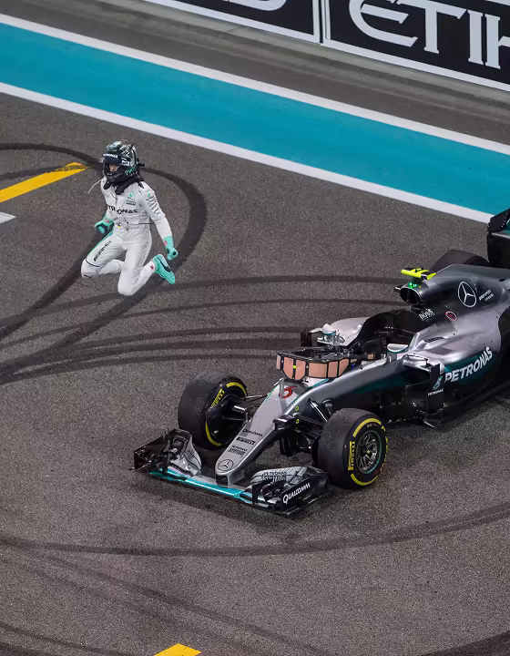 GP 500 Pirelli in Formula 1 - Nico Rosberg festeggia sulla pista dopo essersi assicurato il primo titolo mondiale Costruttori ad Abu Dhabi - Abu Dhabi 2016
