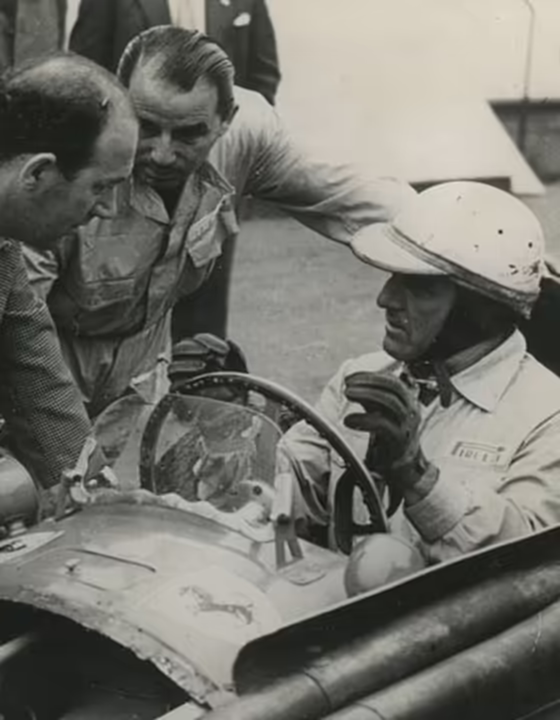 GP 500 Pirelli in Formula 1 - Giuseppe “Nino” Farina su Ferrari parla con Stefano Meazza e Aurelio Lampredi durante le prove del Gran Premio - Belgio 1954