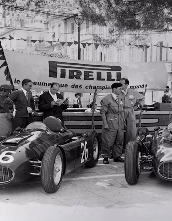 GP 500 Pirelli in Formula 1 - Corridori, meccanici e spettatori accanto alle vetture Lancia di Alberto Ascari (n. 26) e Luigi Villoresi (n. 28) - Monaco 1955