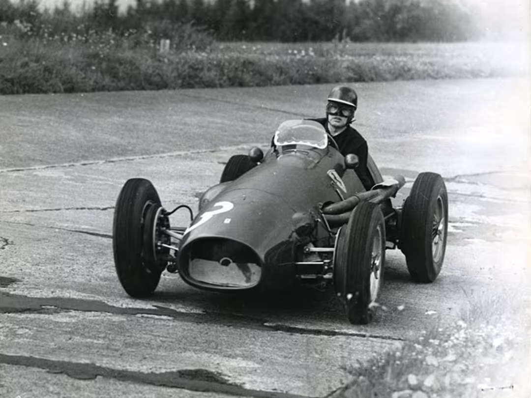 Era 1950-1958 - Pirelli in Formula 1 - Mike Hawthorn su Ferrari nel circuito del Nürburgring durante le prove del Gran Premio - GP 500