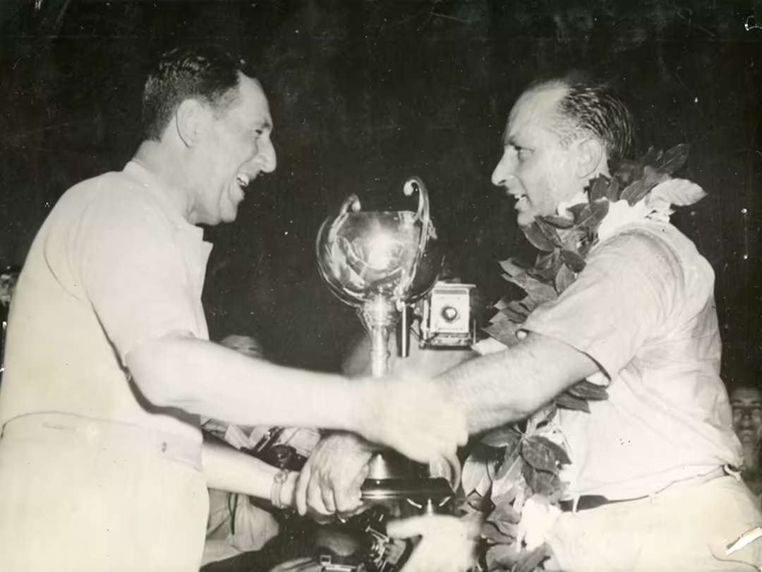 Era 1950-1958 - Pirelli in Formula 1 - Juan Manuel Fangio riceve il trofeo per la vittoria del Gran Premio dal presidente argentino Juan Domingo Perón - GP 500