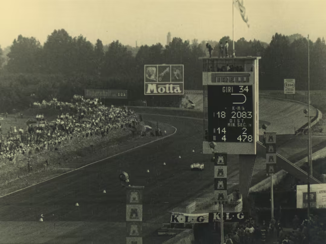 Era 1950-1958 - Pirelli in Formula 1 - La torre di segnalazione Pirelli all'autodromo di Monza durante la gara - GP 500