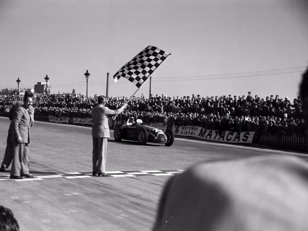 Era 1950-1958 - Pirelli in Formula 1 - Juan Manuel Fangio taglia il traguardo - GP 500