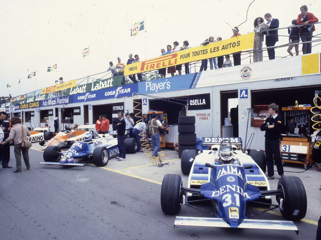 Era 1981-1991 - Pirelli in Formula 1 - Jean-Pierre Jarier su Osella-Ford Cosworth davanti ai box - GP 500