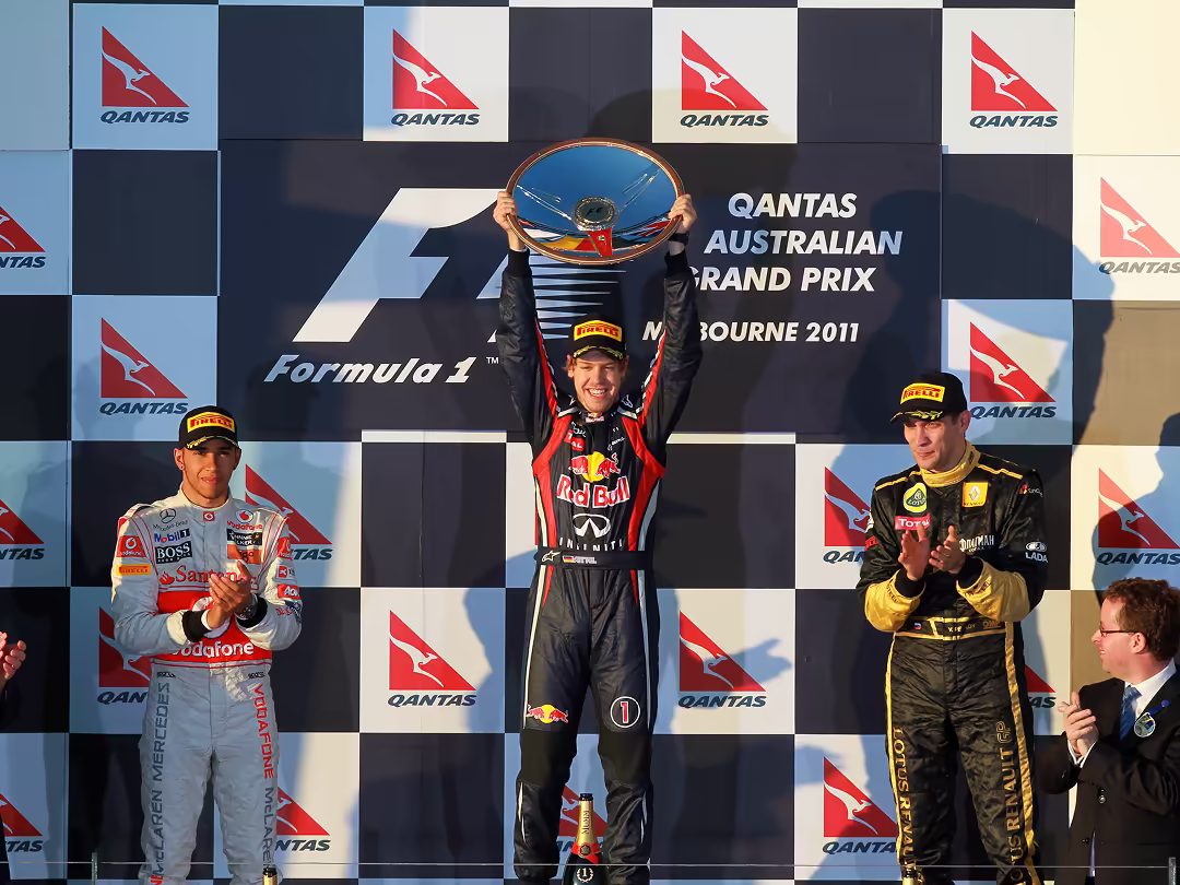 Era 2011-2025 - Pirelli in Formula 1 - Il podio: Lewis Hamilton, Sebastian Vettel, Vitaly Petrov - GP 500