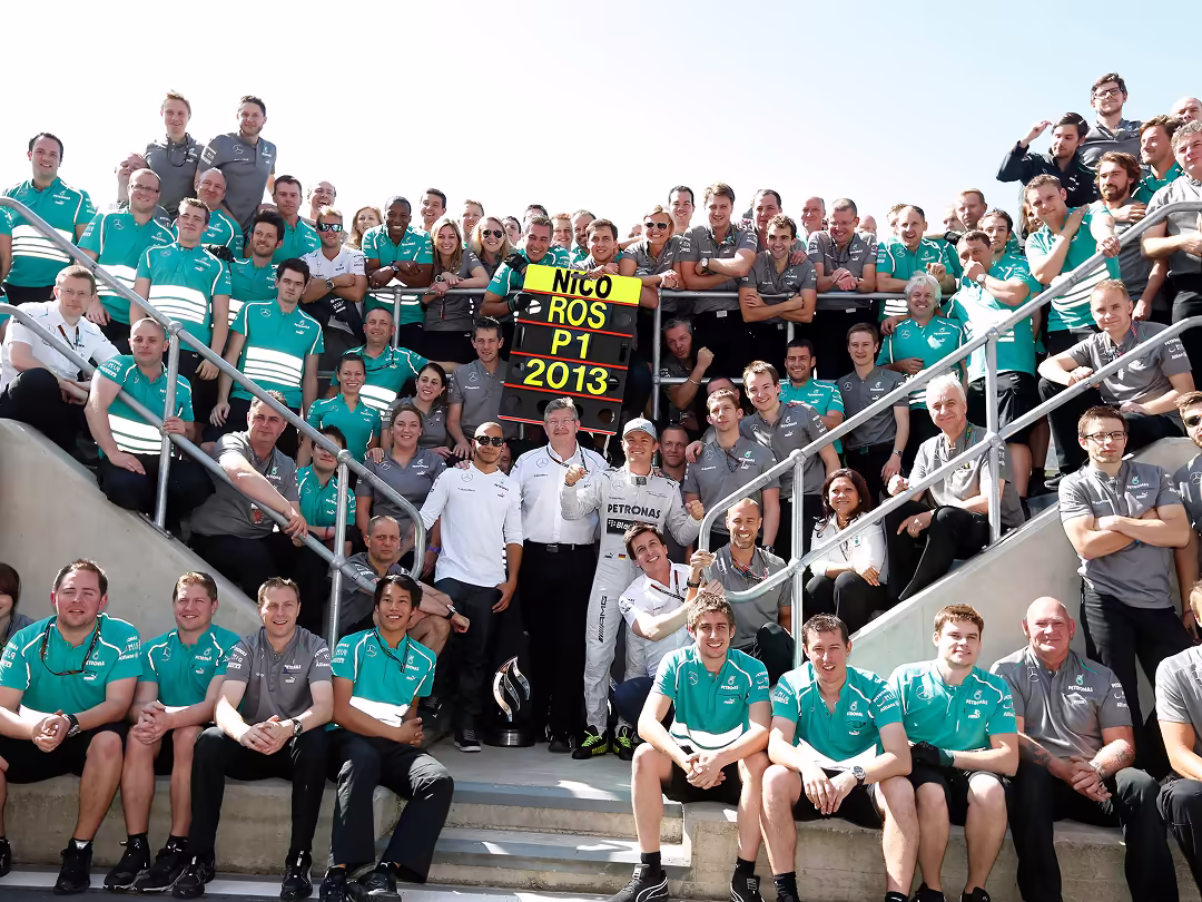 Era 2011-2025 - Pirelli in Formula 1 - Nico Rosberg, primo posto, festeggia la vittoria con il suo team - GP 500