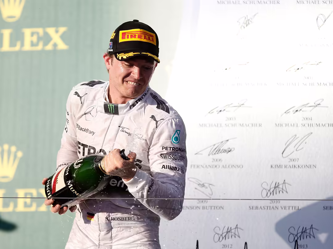 Era 2011-2025 - Pirelli in Formula 1 - Nico Rosberg festeggia la vittoria con il suo team - GP 500