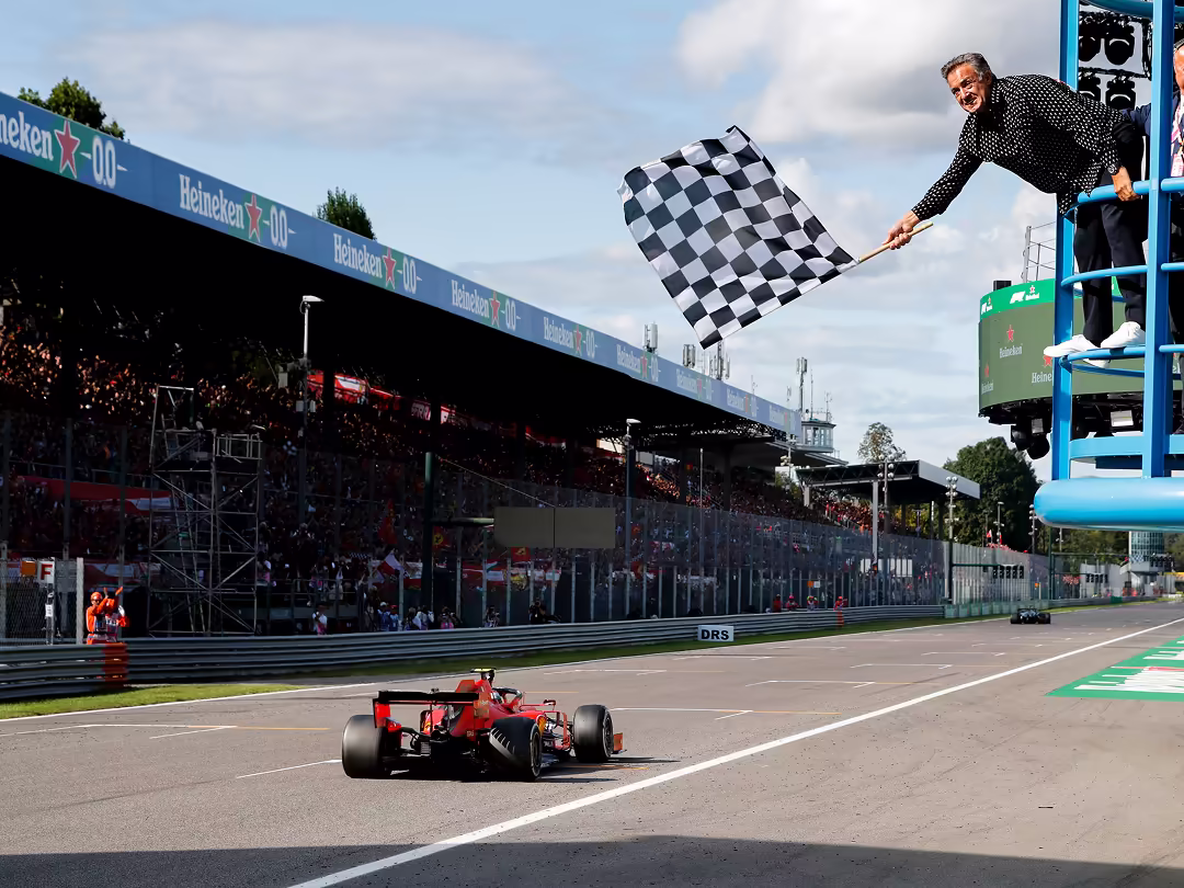 Era 2011-2025 - Pirelli in Formula 1 - Charles Leclerc, Ferrari SF90, taglia il traguardo - GP 500