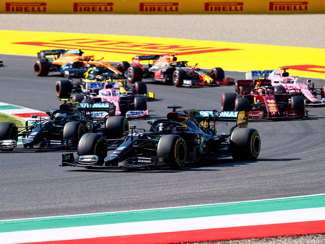 Era 2011-2025 - Pirelli in Formula 1 - Lewis Hamilton e Valtteri Bottas si danno battaglia alla ripartenza - GP 500