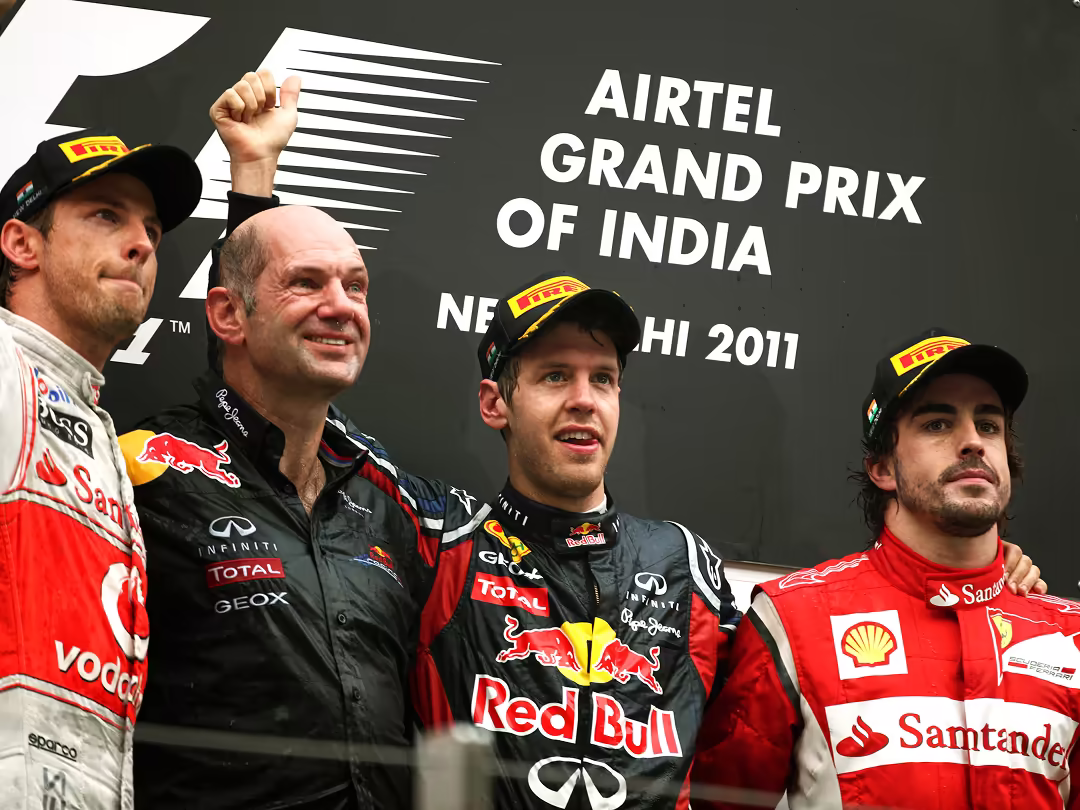 Era 2011-2025 - Pirelli in Formula 1 - Il podio: Jenson Button, secondo posto; Adrian Newey, Sebastian Vettel, vincitore; Fernando Alonso, terzo posto - GP 500